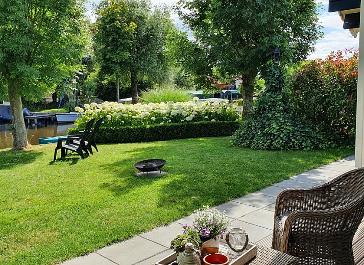 Geniessen Sie die Ruhe im Ferienhaus De Koumelker in Terherne, Sneekermeer, mit einer grossen Terrasse und gruener Umgebung in den friesischen Seen.