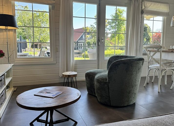 Ferienhaus De Koumelker in Terherne am Sneekermeer, umgeben von Natur und Wasser, ideal zum Entspannen an den friesischen Seen.