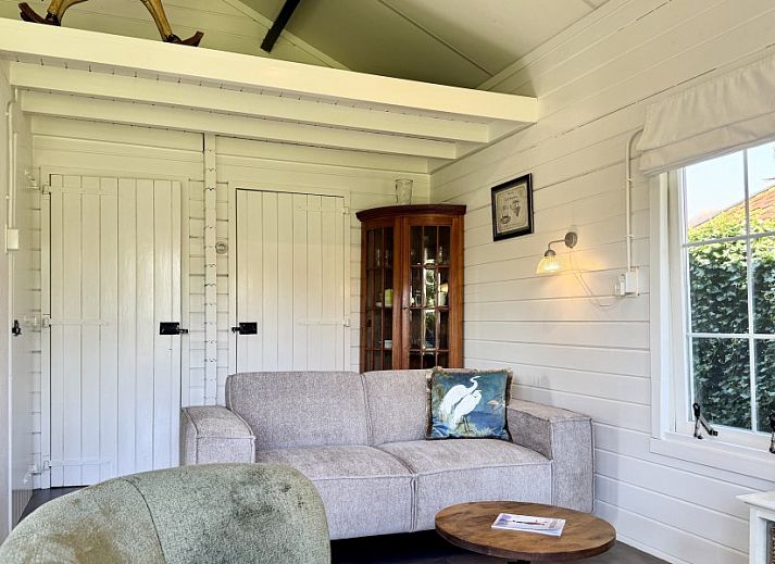 Ferienhaus De Koumelker in Terherne am Sneekermeer, umgeben von Natur und Wasser, ideal zum Entspannen an den friesischen Seen.