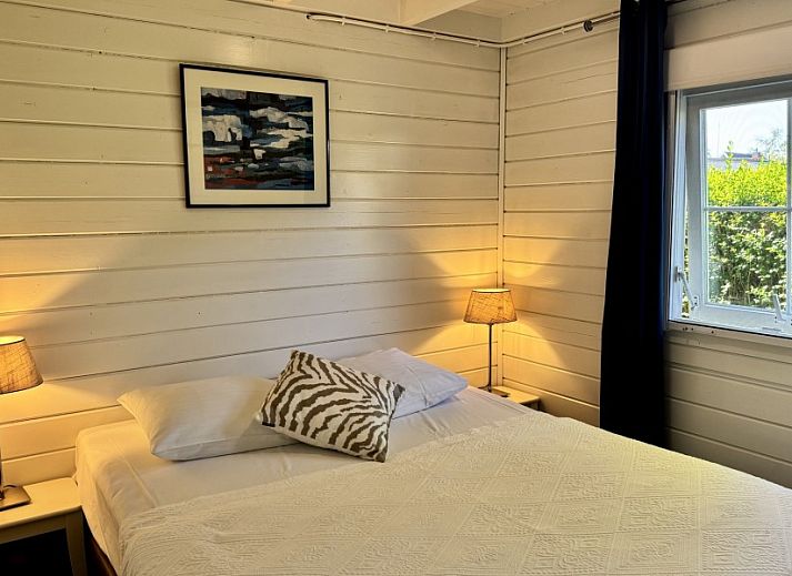 Entspannen Sie sich auf der Terrasse des Ferienhauses De Koumelker in Terherne, Sneekermeer. Geniessen Sie die ruhigen friesischen Seen und die gruene Umgebung.