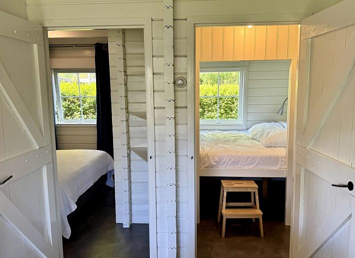 Entspannen Sie sich auf der Terrasse des Ferienhauses De Koumelker in Terherne, Sneekermeer. Geniessen Sie die ruhigen friesischen Seen und die gruene Umgebung.