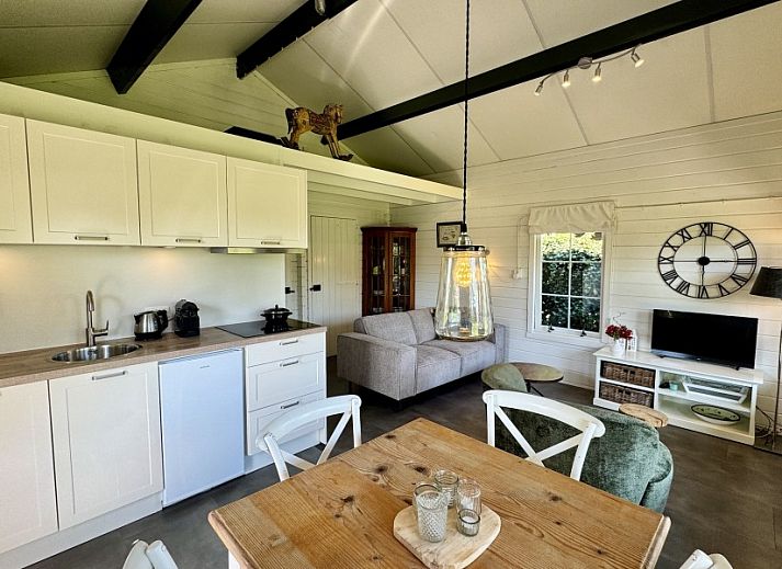 Entspannen Sie sich auf der Terrasse des Ferienhauses De Koumelker in Terherne, Sneekermeer. Geniessen Sie die ruhigen friesischen Seen und die gruene Umgebung.