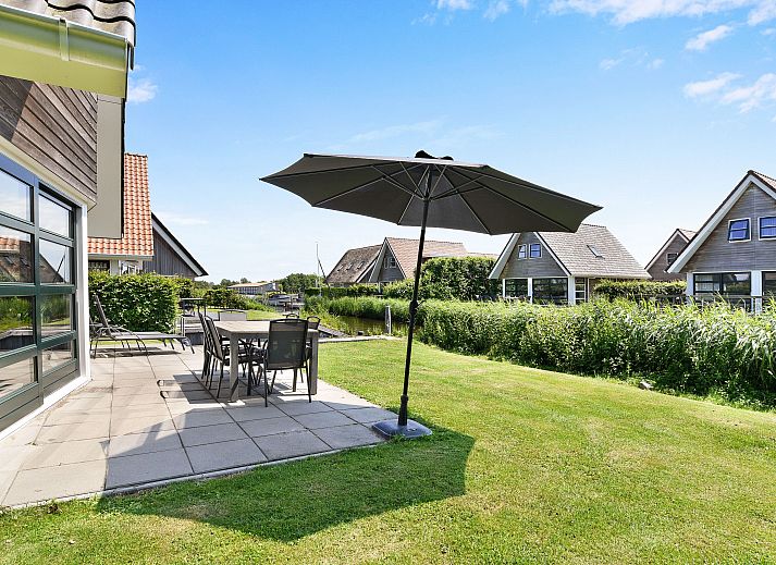 Gemuetliches Wohnzimmer im Waterpark Terherne, Ferienhaus fuer sechs Personen mit Blick auf die friesischen Seen.