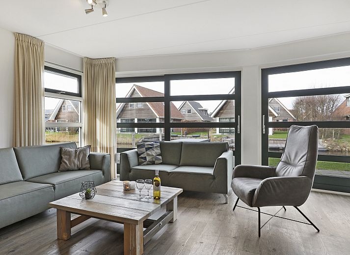 Gemuetliches Wohnzimmer im Waterpark Terherne, Ferienhaus fuer sechs Personen mit Blick auf die friesischen Seen.