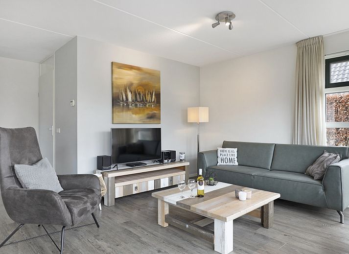 Gemuetliches Wohnzimmer im Waterpark Terherne, Ferienhaus fuer sechs Personen mit Blick auf die friesischen Seen.