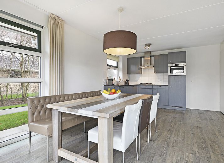 Stilvolle Sitzecke im Wasserpark Terherne, ideal zum Entspannen in einem 6-Bett-Wasserhaus.