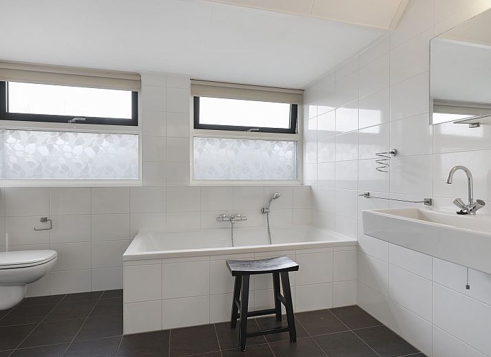 Stilvolle Sitzecke im Wasserpark Terherne, ideal zum Entspannen in einem 6-Bett-Wasserhaus.