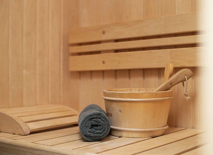 Esszimmer und moderne Kueche im Waterpark Terherne, einem 6-Personen-Ferienhaus in den friesischen Seen.
