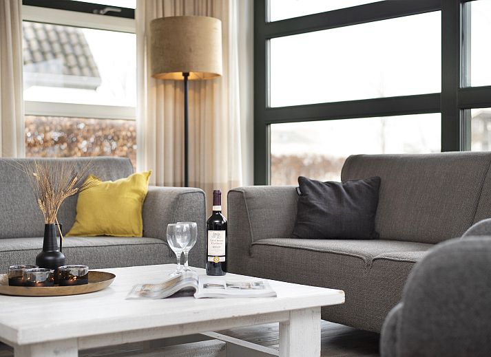 Esszimmer und moderne Kueche im Waterpark Terherne, einem 6-Personen-Ferienhaus in den friesischen Seen.