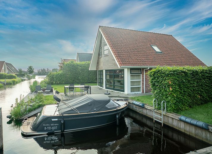 Waterpark Terherne 8-person waterhome Opvaart 8C1 with waterfront terrace, located in Terherne near the Sneekermeer in the Frisian Lakes.