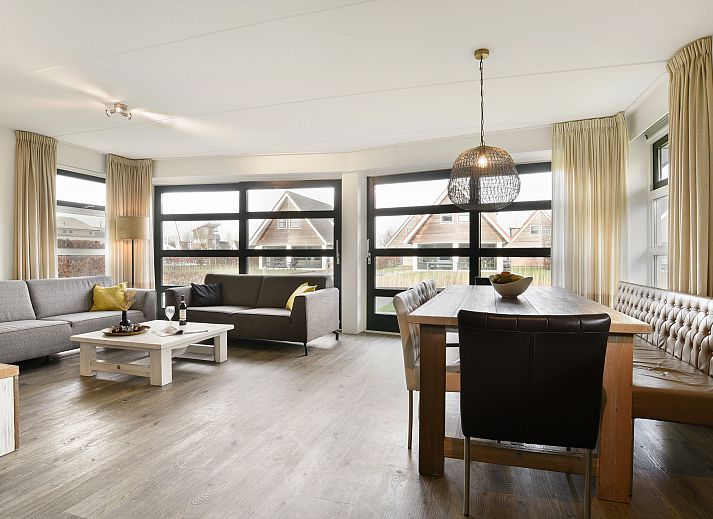 Spacious living room of Waterpark Terherne 8-person water house Opvaart 8C1, vacation home in Terherne, Frisian lakes, with modern furnishings.