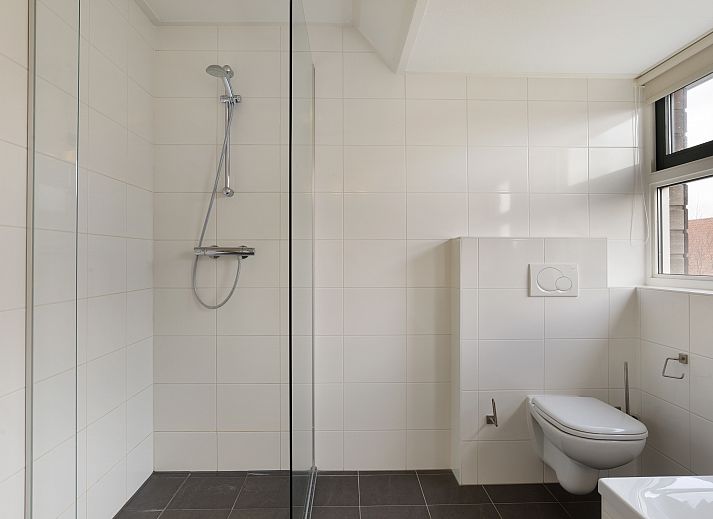 Cozy sitting area in Waterpark Terherne 8-person water house Opvaart 8C1, vacation home in Terherne, Sneekermeer, with comfortable sofas.