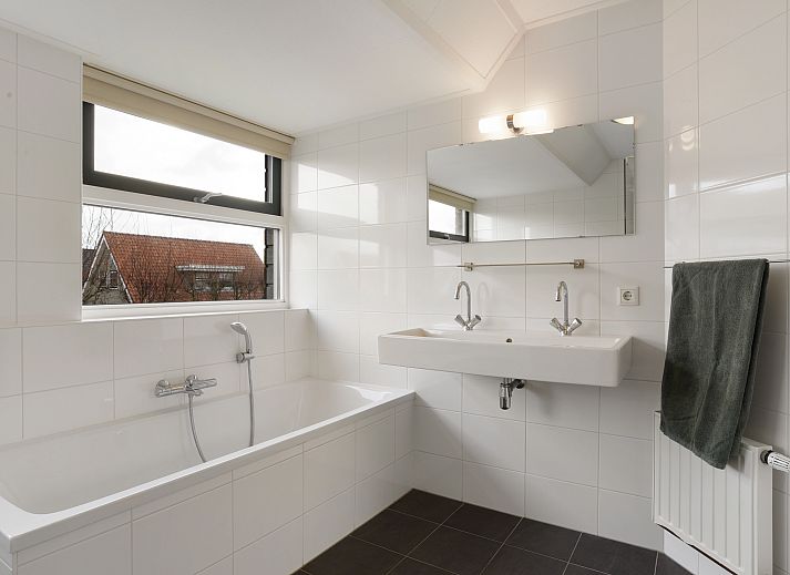 Cozy sitting area in Waterpark Terherne 8-person water house Opvaart 8C1, vacation home in Terherne, Sneekermeer, with comfortable sofas.