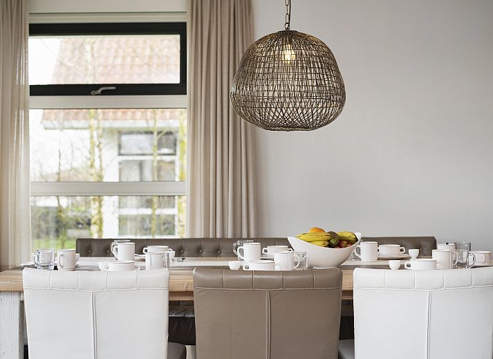 Cozy sitting area in Waterpark Terherne 8-person water house Opvaart 8C1, vacation home in Terherne, Sneekermeer, with comfortable sofas.