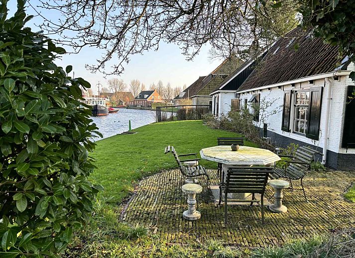 Ferienhaus FR421 in Terherne, Sneekermeer mit schoenem Garten an den friesischen Seen.