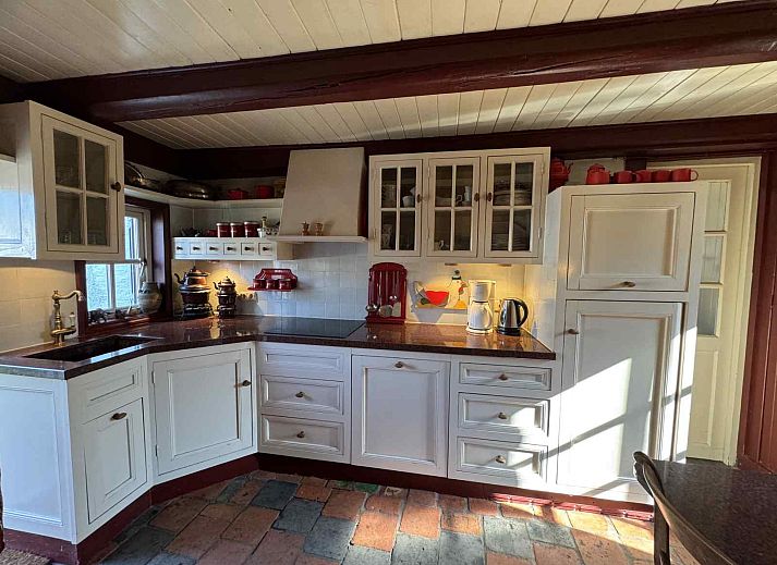 Stilvolles Badezimmer im Ferienhaus FR421, Terherne, mit klassischen Fliesen.