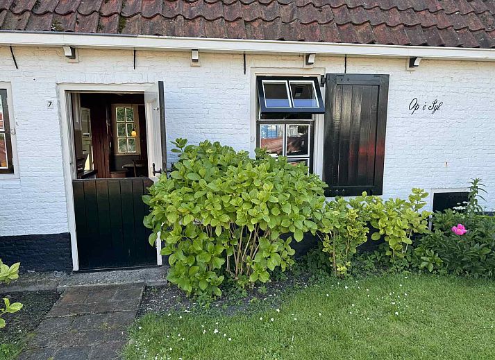 Stilvolles Badezimmer im Ferienhaus FR421, Terherne, mit klassischen Fliesen.