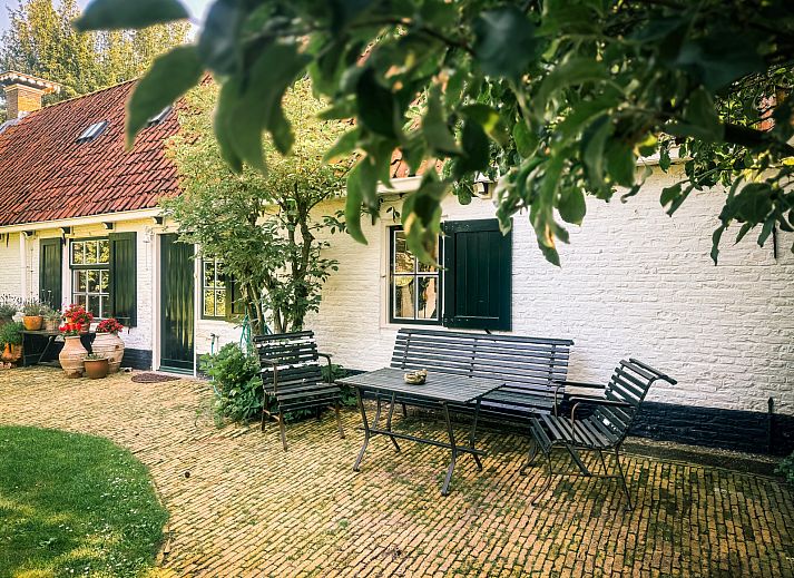 Gemuetliche Terrasse des Ferienhauses FR421 in Terherne, umgeben von gruener Natur.