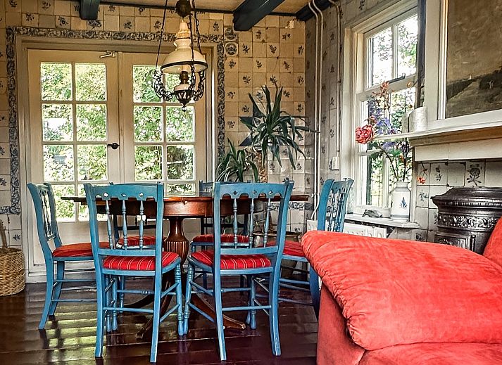 Gemuetliche Terrasse des Ferienhauses FR421 in Terherne, umgeben von gruener Natur.