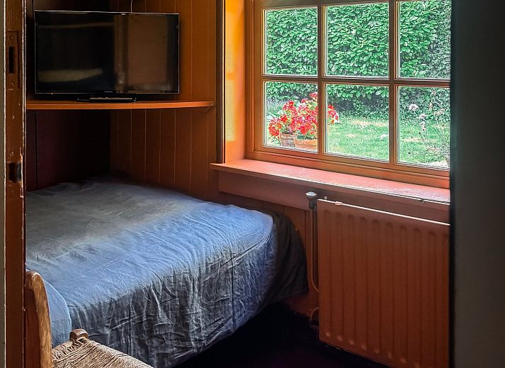 Gemuetliche Terrasse des Ferienhauses FR421 in Terherne, umgeben von gruener Natur.