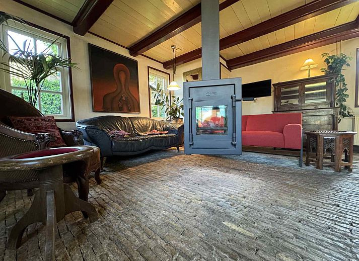 Gemuetliche Terrasse des Ferienhauses FR421 in Terherne, umgeben von gruener Natur.