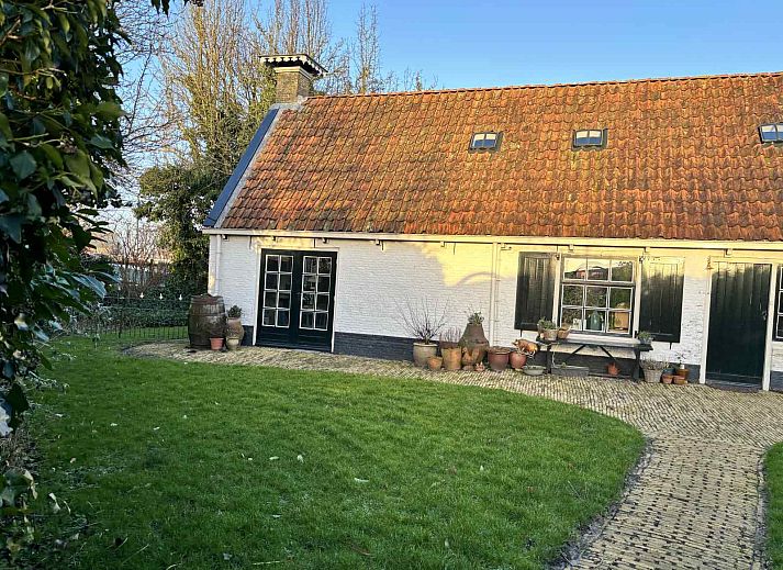 Geraeumiges Zimmer im Dachgeschoss des Ferienhauses FR421, Terherne, ideal zum Entspannen.