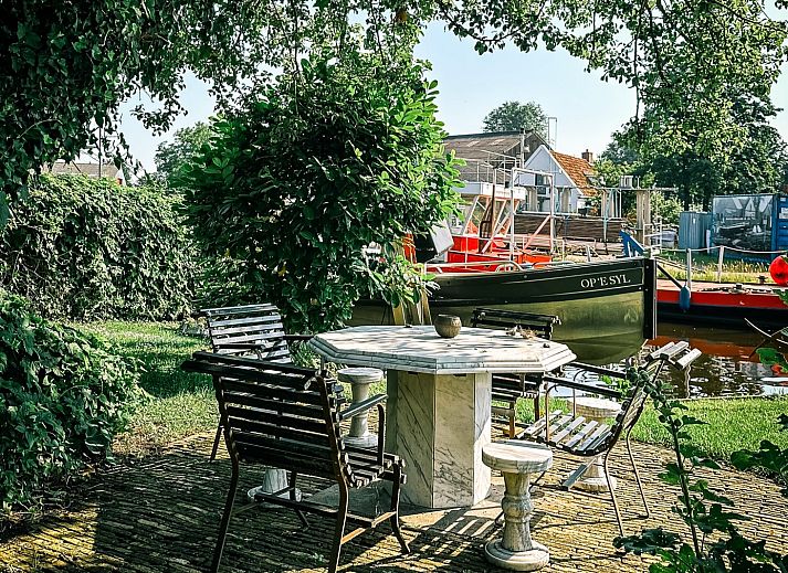 Geraeumiges Zimmer im Dachgeschoss des Ferienhauses FR421, Terherne, ideal zum Entspannen.