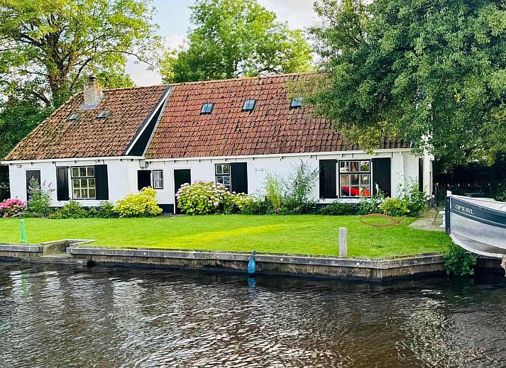 Geraeumiges Zimmer im Dachgeschoss des Ferienhauses FR421, Terherne, ideal zum Entspannen.