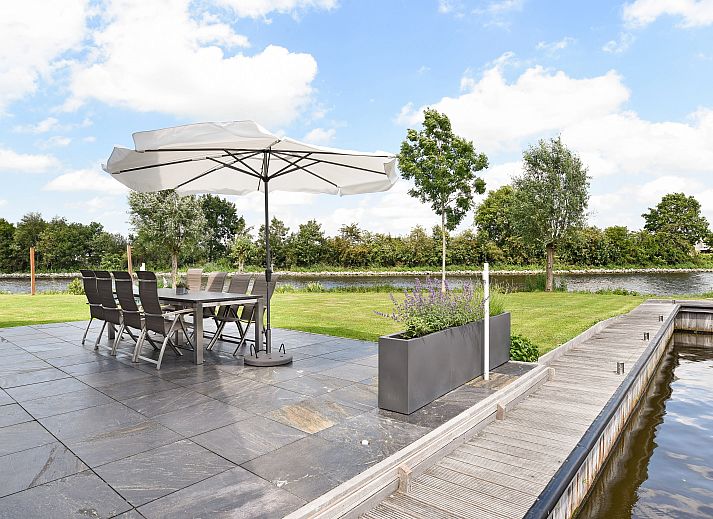 Reetgedecktes Wasserhaus im Wasserpark Terherne in Sneekermeer, Friesische Seen, perfekt fuer 8 Personen mit grosser Terrasse.