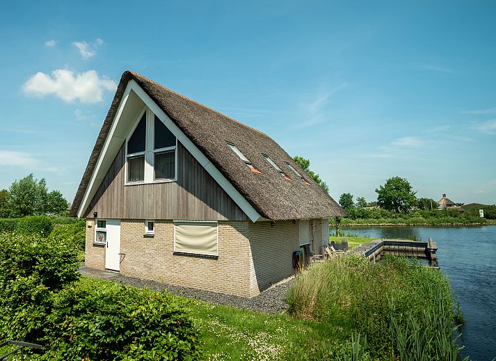 Reetgedecktes Wasserhaus im Wasserpark Terherne in Sneekermeer, Friesische Seen, perfekt fuer 8 Personen mit grosser Terrasse.