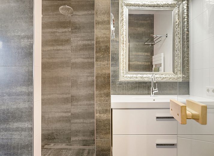 Heller Essbereich im Wasserpark Terherne, 8-Personen-Wasserhaus, Terherne, Sneekermeer, mit bunten Stuehlen.