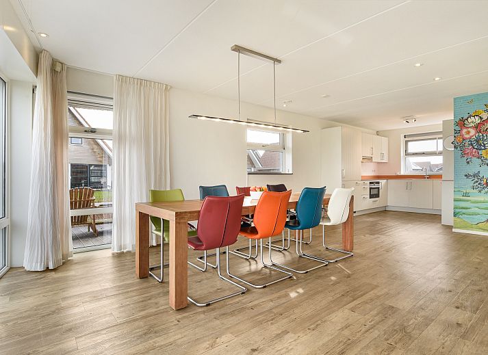 Heller Essbereich im Wasserpark Terherne, 8-Personen-Wasserhaus, Terherne, Sneekermeer, mit bunten Stuehlen.