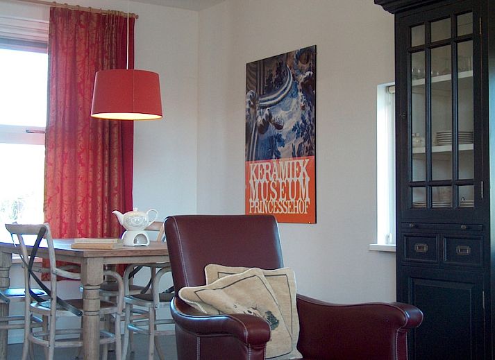 Mindervalide Havenappartement in Terherne met uitzicht op Sneekermeer en Friese meren, vakantiehuis aan het water met traditionele boten.