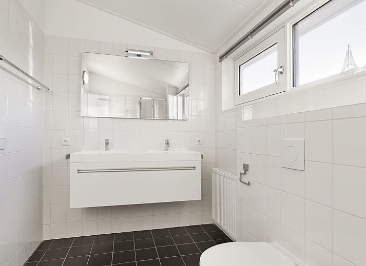 Gemuetliches Schlafzimmer im 4-Personen-Bungalow 4C, Terherne, Friesische Seen.