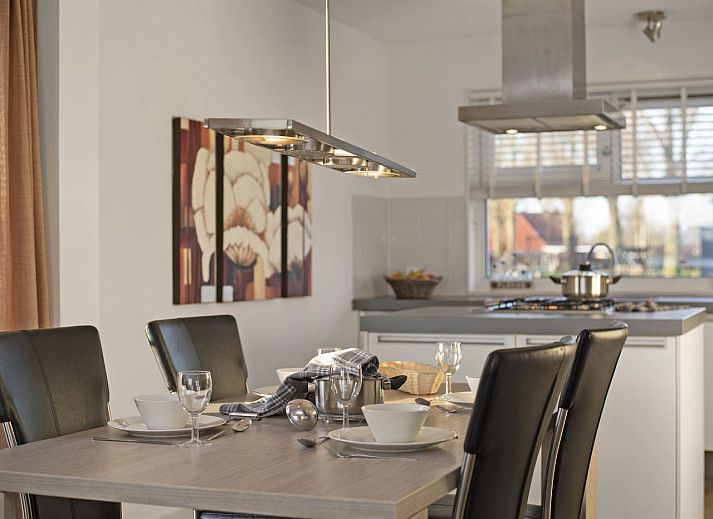 Moderne Kueche im 4-Personen-Bungalow 4C, Terherne, Sneekermeer.