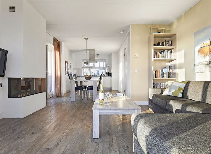 Moderne Kueche im 4-Personen-Bungalow 4C, Terherne, Sneekermeer.