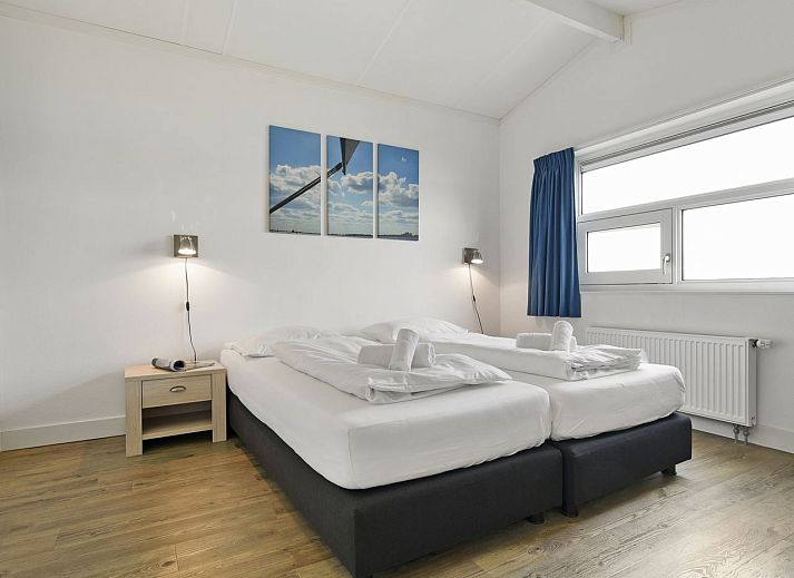 Geraeumiges Schlafzimmer mit Doppelbett im Bungalow 4C, Terherne, Friesische Seen.