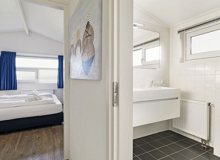 Geraeumiges Schlafzimmer mit Doppelbett im Bungalow 4C, Terherne, Friesische Seen.