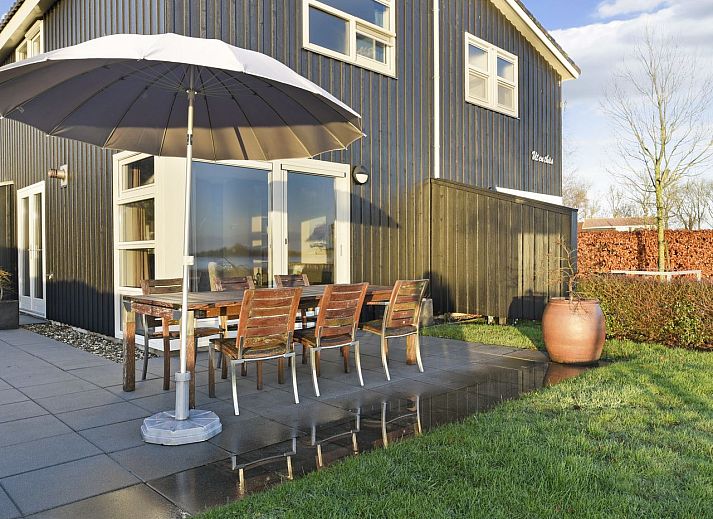Geraeumiges Schlafzimmer mit Doppelbett im Bungalow 4C, Terherne, Friesische Seen.
