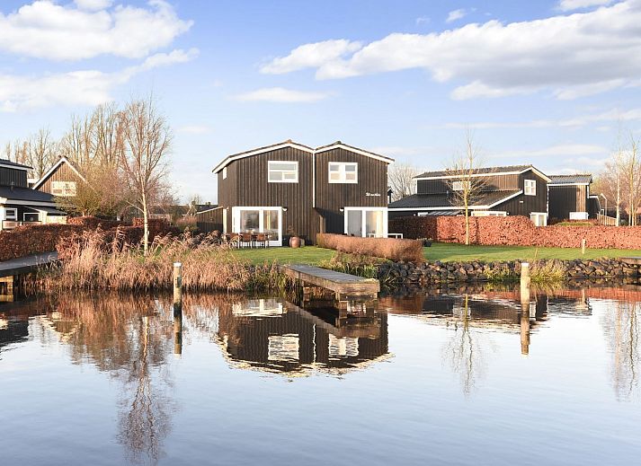 Geraeumiges Schlafzimmer mit Doppelbett im Bungalow 4C, Terherne, Friesische Seen.