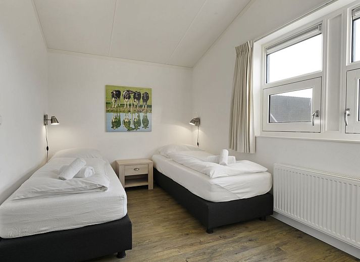 Geraeumiges Schlafzimmer mit Doppelbett im Bungalow 4C, Terherne, Friesische Seen.