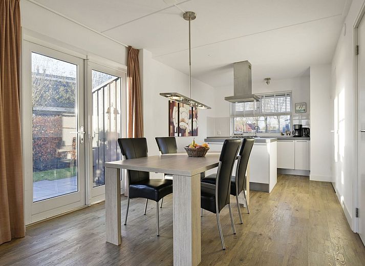 Komfortables Schlafzimmer mit Einzelbetten im Bungalow 4C, Sneekermeer.