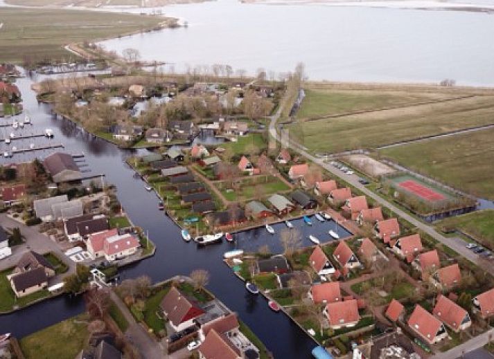 Enjoy the garden and terrace of Bungalow Sneekermeer in Goingarijp, an ideal vacation home near the Frisian lakes.