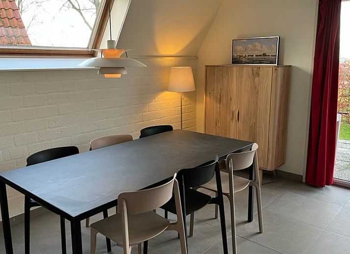 Enjoy the garden and terrace of Bungalow Sneekermeer in Goingarijp, an ideal vacation home near the Frisian lakes.