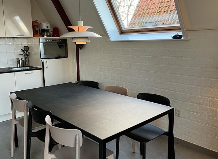 Enjoy the garden and terrace of Bungalow Sneekermeer in Goingarijp, an ideal vacation home near the Frisian lakes.