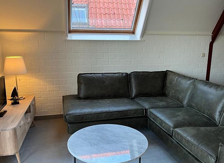 Enjoy the garden and terrace of Bungalow Sneekermeer in Goingarijp, an ideal vacation home near the Frisian lakes.