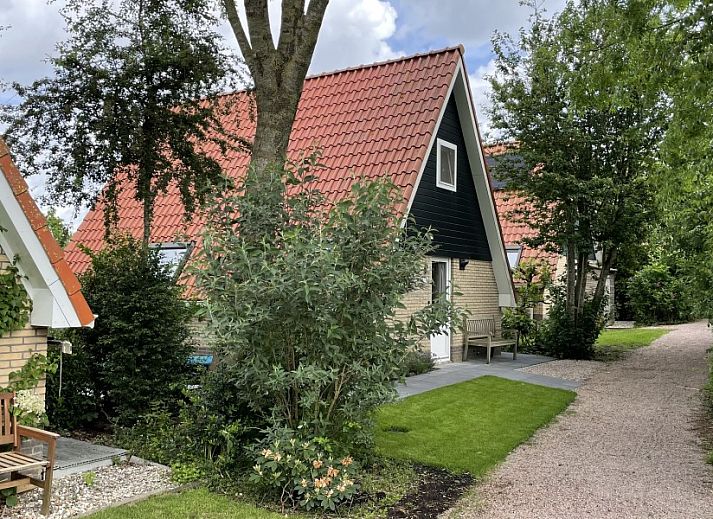 Aerial view of Bungalow Sneekermeer with sailboat in Goingarijp, located on the waters of the Frisian lakes for a relaxing vacation.