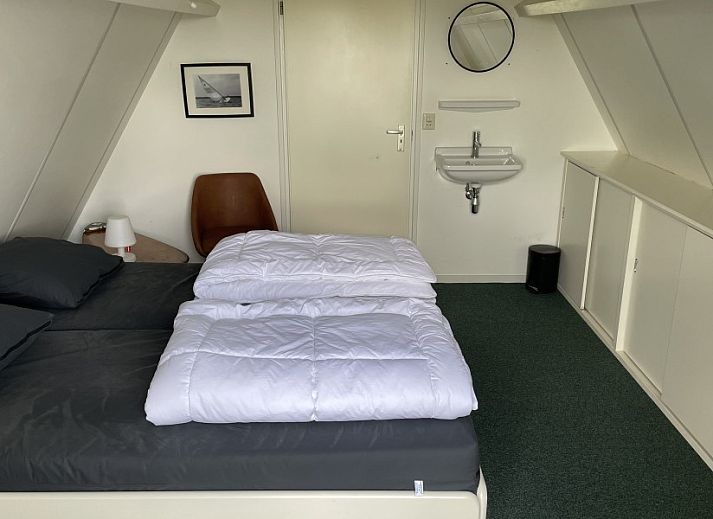 Aerial view of Bungalow Sneekermeer with sailboat in Goingarijp, located on the waters of the Frisian lakes for a relaxing vacation.