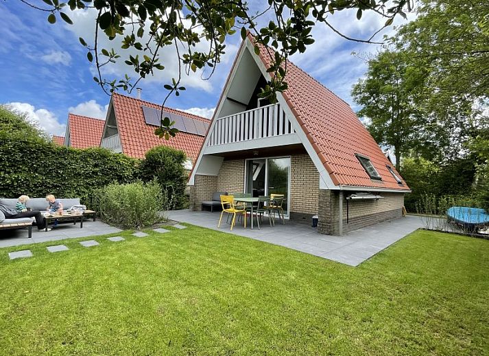 Aerial view of Bungalow Sneekermeer with sailboat in Goingarijp, located on the waters of the Frisian lakes for a relaxing vacation.