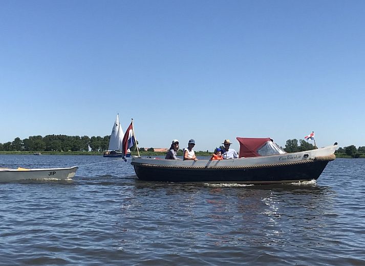 Cozy dining area in Bungalow Sneekermeer, Goingarijp. Vacation home with modern furnishings and garden views near Frisian lakes.